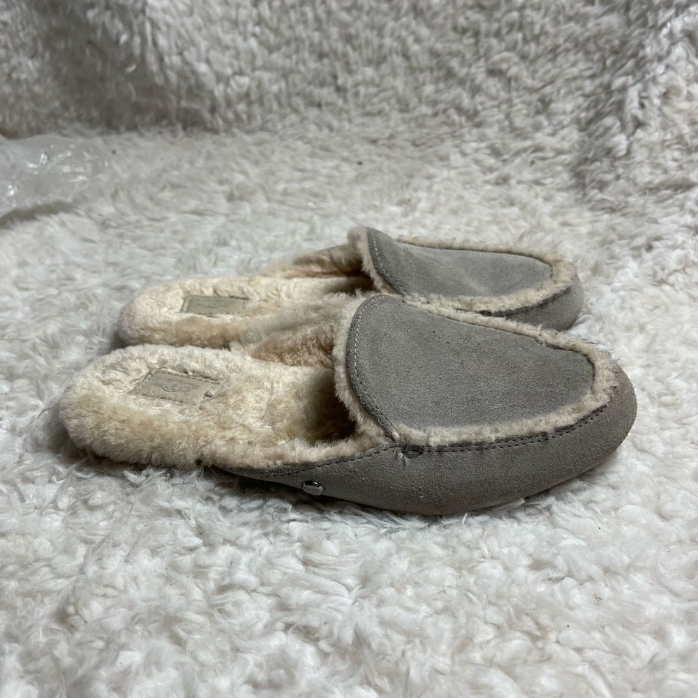 UGG Lane Moccasin Slipper gray suede with beige fur lining SZ6 rubber soles.